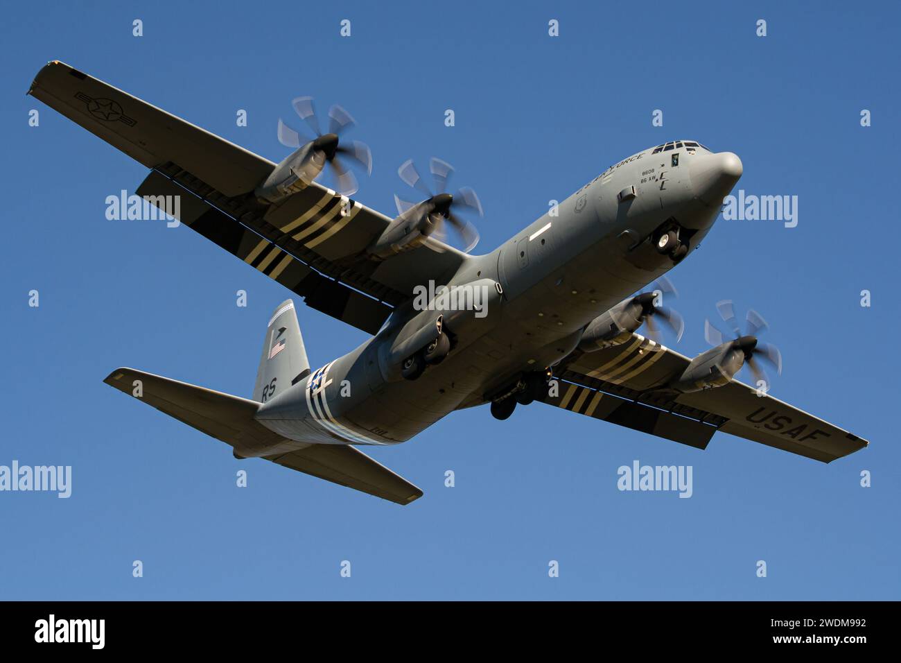 Lockheed C-130 Hercules mit gestreifter Lackierung landet am Flughafen Lemberg Stockfoto