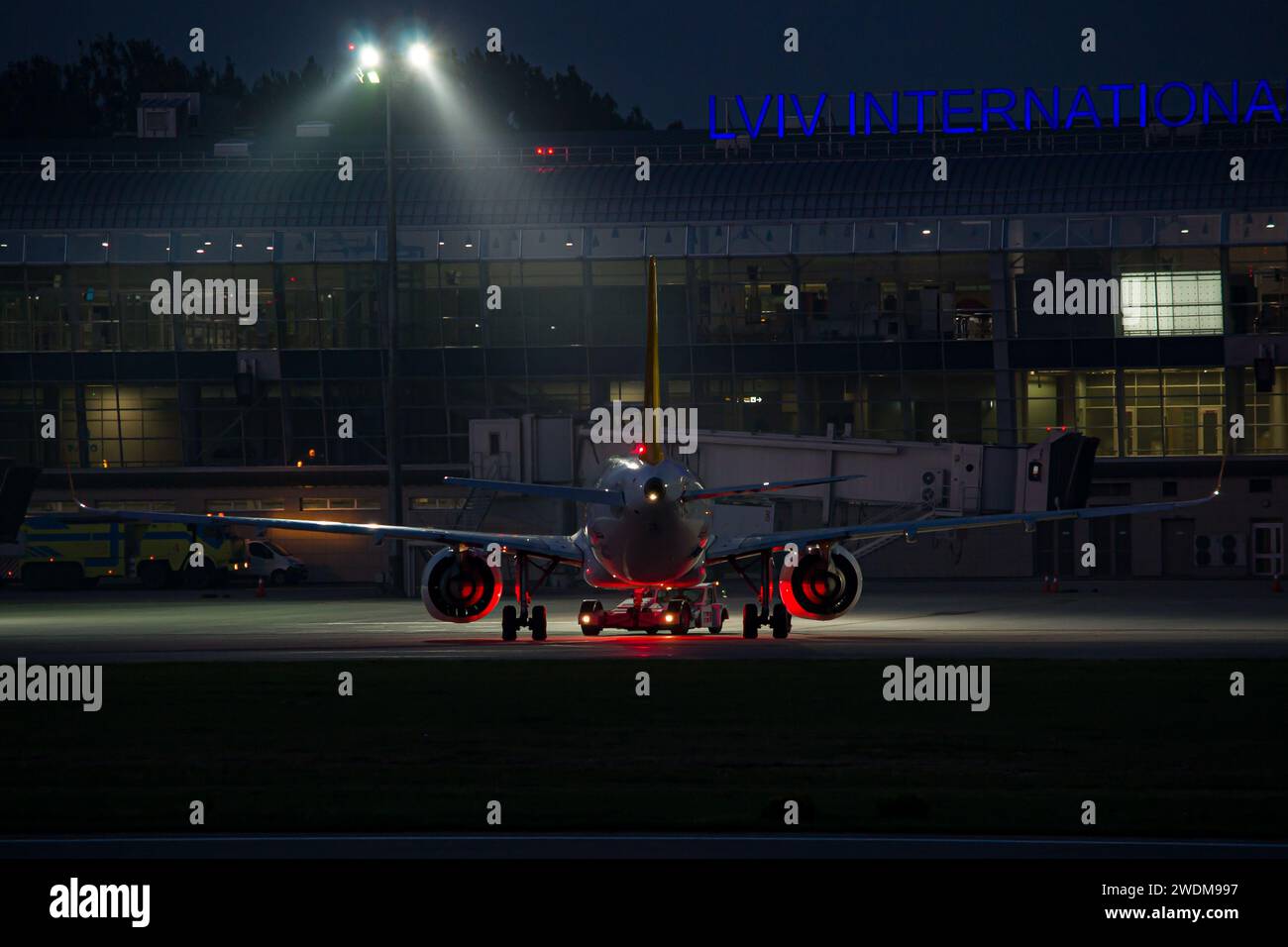 Pegasus Airlines Airbus A320 NEO wird nachts wegen Rollens am Flughafen Lemberg zurückgeschoben Stockfoto