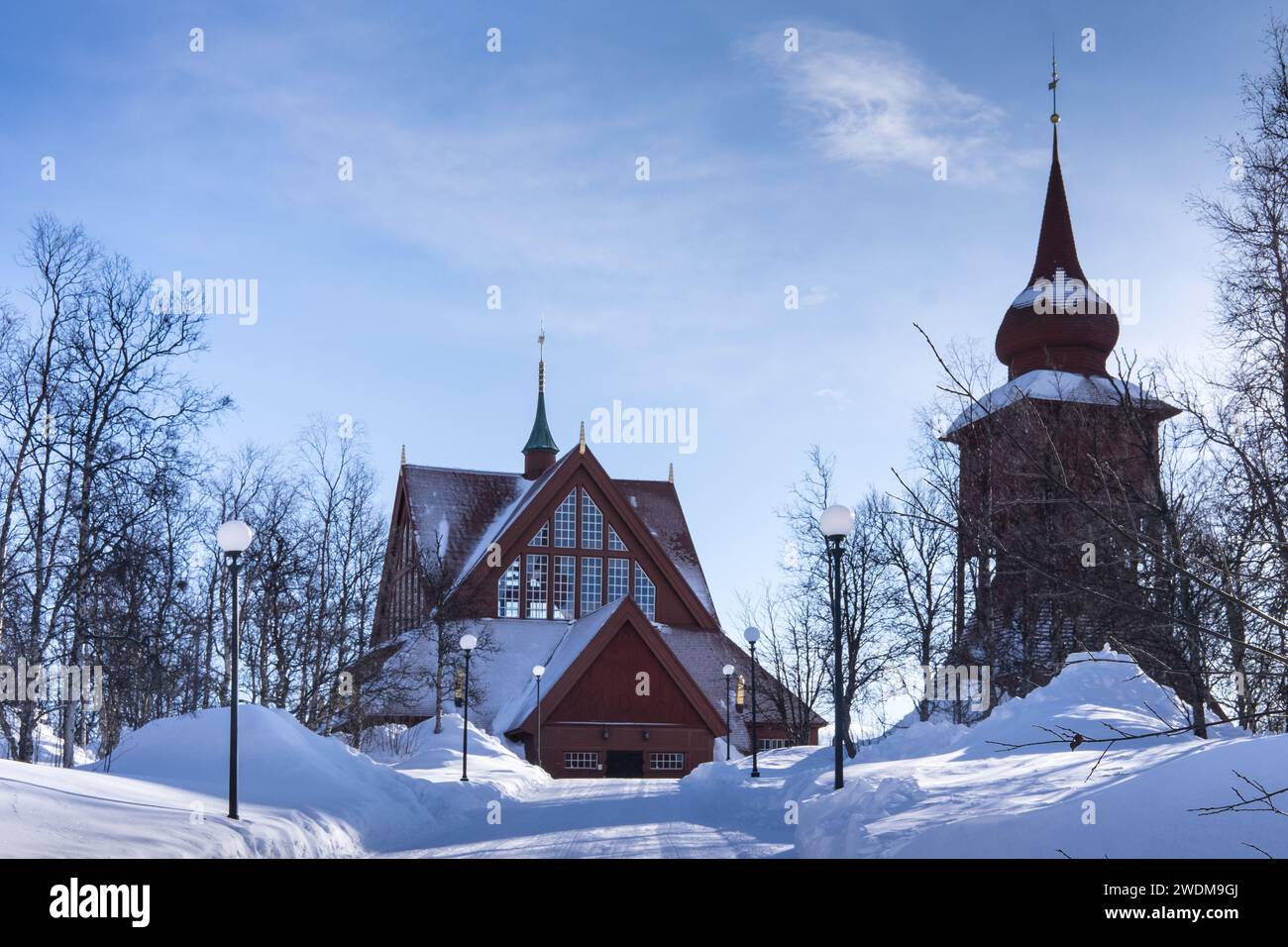 Schneebedeckte Kiruna-Kirche in Form eines samischen Goahti in Kiruna, Schweden. Eines der größten Holzgebäude Schwedens. Gothic Revival-Stil Stockfoto