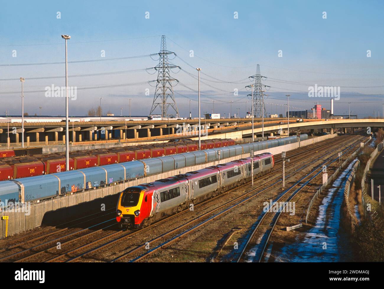 Ein Dieseltriebwagen der Klasse 221 „Super Voyager“, der am 5. Januar 2003 im Virgin Cross Country-Dienst in Washwood Heath eingesetzt wurde. Stockfoto