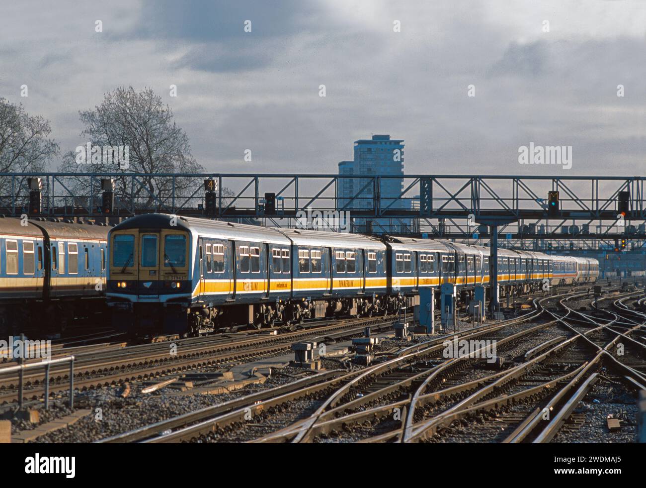 Ein Paar elektrischer Triebzüge der Klasse 319, geführt von der Nummer 319437, die am 23. Januar 2003 einen Thameslink-Dienst in London Bridge Betrieb. Stockfoto