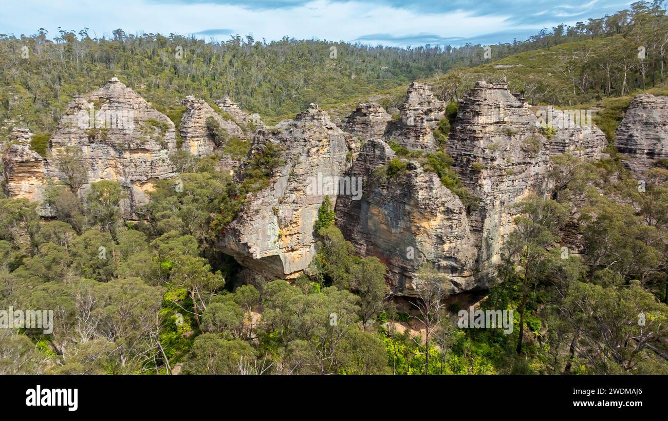 Drohnenfoto der beeindruckenden Sandsteinformationen in der Gardens of Stone State Conservation Area in der Nähe von Lithgow in Australien Stockfoto