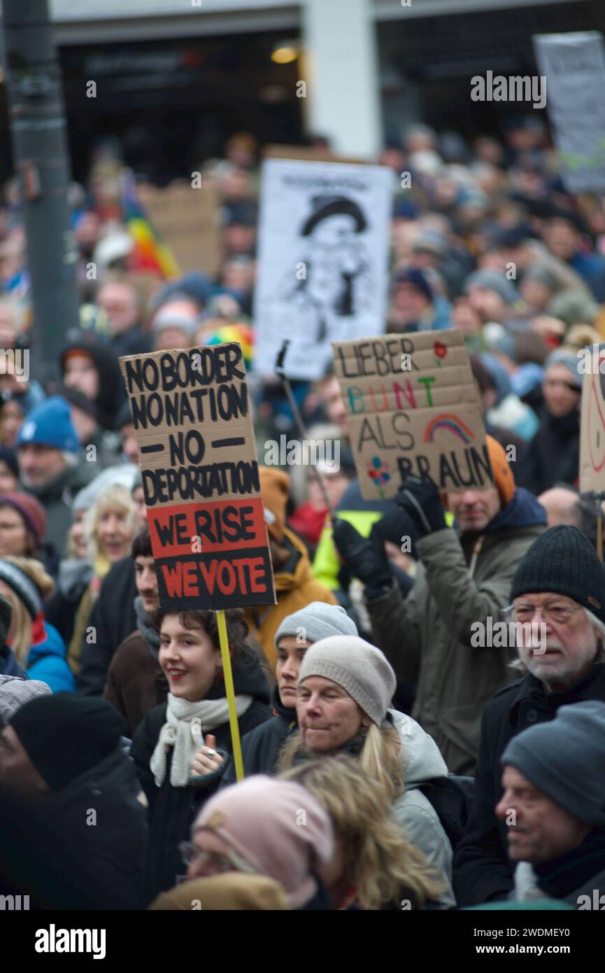 Demo Gegen Rechts Termine Schleswig Holstein Flensburg, Schleswig-Holstein, Demo gegen Rechtsextremismus Person hält
