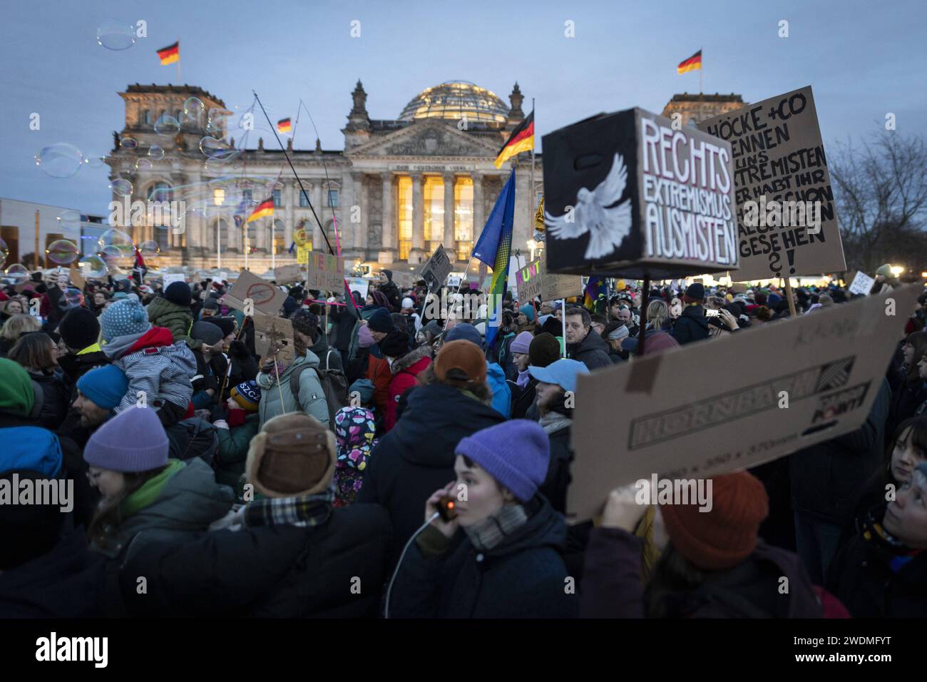 Demonstranten bei der Demo - Demokratie verteidigen - zusammen gegen Rechts - , vor dem Reichstag Berlin, 21.01.2024. Rechtsextremismus ausmisten Berlin Deutschland *** Demonstranten bei der Demo Demokratie gemeinsam gegen die Rechte verteidigen , vor dem Reichstag Berlin, 21 01 2024 Rechtsextremismus ausrotten Berlin Deutschland Copyright: XThomasxImox Stockfoto