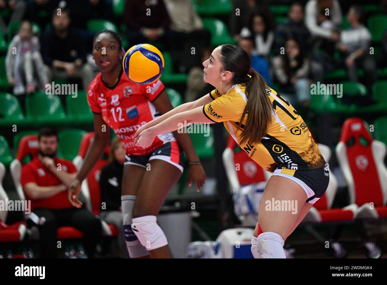 Cuneo, Italien. Januar 2024. Terry RuthEnweonwu (Cuneo) - Serena Scognamillo (Cuneo) während Cuneo Granda Volley vs Volley Bergamo 1991, Volleyball Italian Serie A1 Women Match in Cuneo, Italien, 21. Januar 2024 Credit: Independent Photo Agency/Alamy Live News Stockfoto