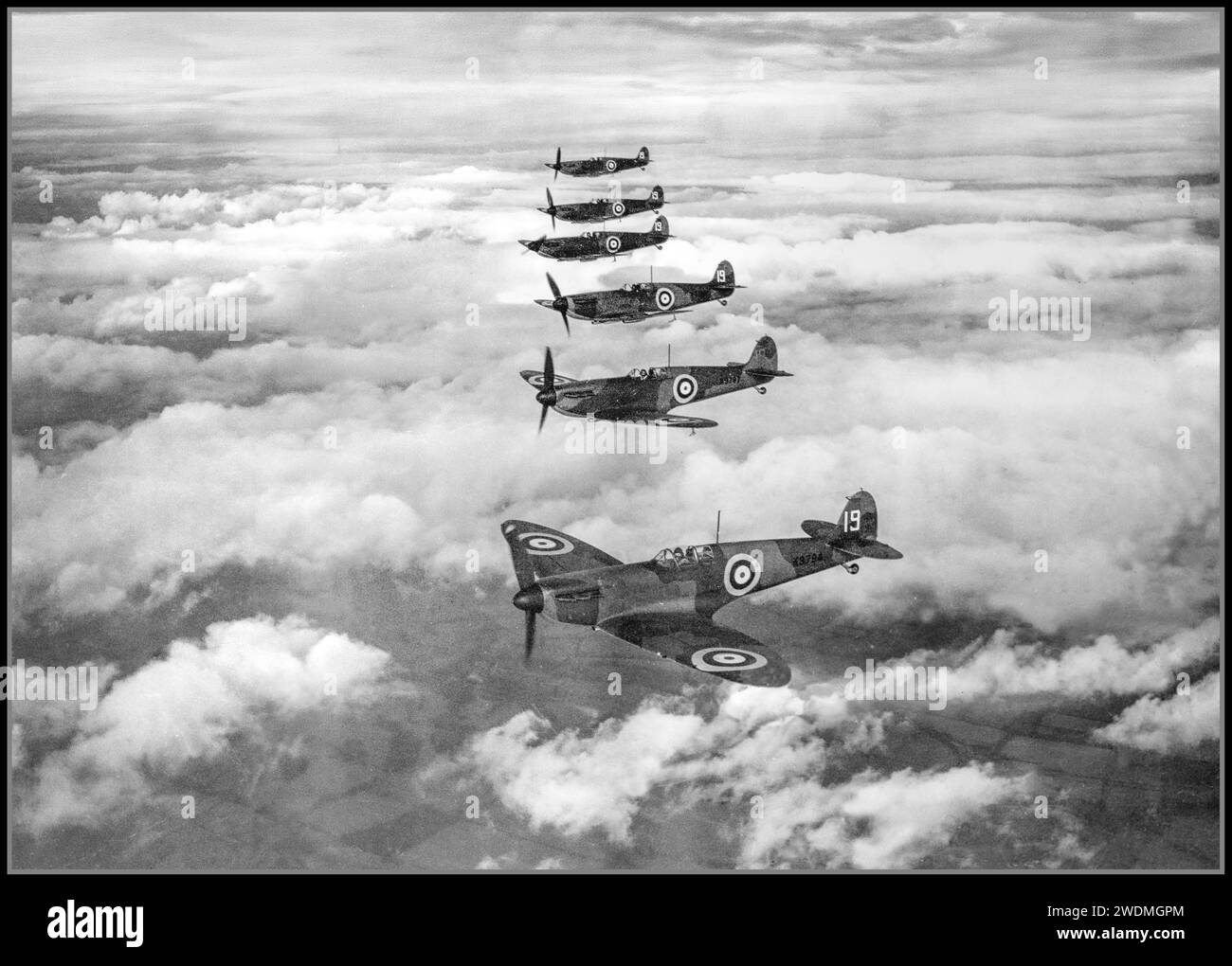 BATTLE OF BRITAIN 1939 Spitfire Spitfire Kampfflugzeuge fliegen in Formation von der 19 Squadron, die in Duxford in Cambs stationiert ist, und fliegen in Stufenformation. Schlacht von Großbritannien, RAF Fighter Command. Douglas Bader wurde im Februar 1940 in das Geschwader versetzt. Im Mai und Juni 1940 stellte das Geschwader während der Truppenevakuierung des Zweiten Weltkriegs Luftschutz über Dünkirchen Stränden zur Verfügung Stockfoto