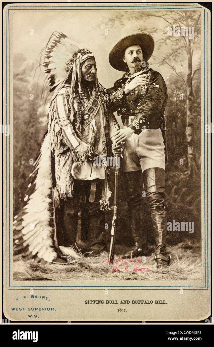 Sitting Bull und Buffalo Bill 1900 fotografieren amerikanische Figuren des Wilden Westens, die ihre Tage als berühmte amerikanische Persönlichkeiten auf Jahrmärkten usw. beendeten Fotograf Barry, D. F. (David Francis), 1854-1934, Wisconsin USA Stockfoto