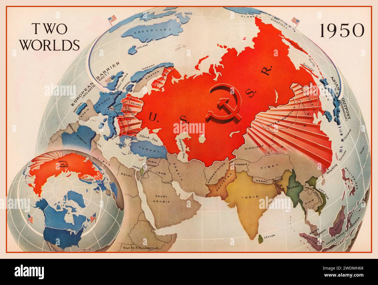 1950 UdSSR/USA-Karte „zwei Welten“, das dunkelrote der UdSSR füllt den Raum, während die USA am Horizont kaum sichtbar sind. Sowjetisches Hammer- und Sichelemblem dominiert die amerikanische Flagge in der Ferne. Die Akkordeonfalten der Sowjetunion UdSSR nach Osteuropa und Asien verstärken den Effekt. Diese Karte ist typisch für viele antikommunistische Karten, die um 1950 in nationalen Nachrichtenzeitschriften erschienen. Diese Karten benutzten eine Nordpolprojektion, da die Betrachtung der nördlichen Breiten die Nähe der UdSSR zu den Vereinigten Staaten unterstrich. Stockfoto