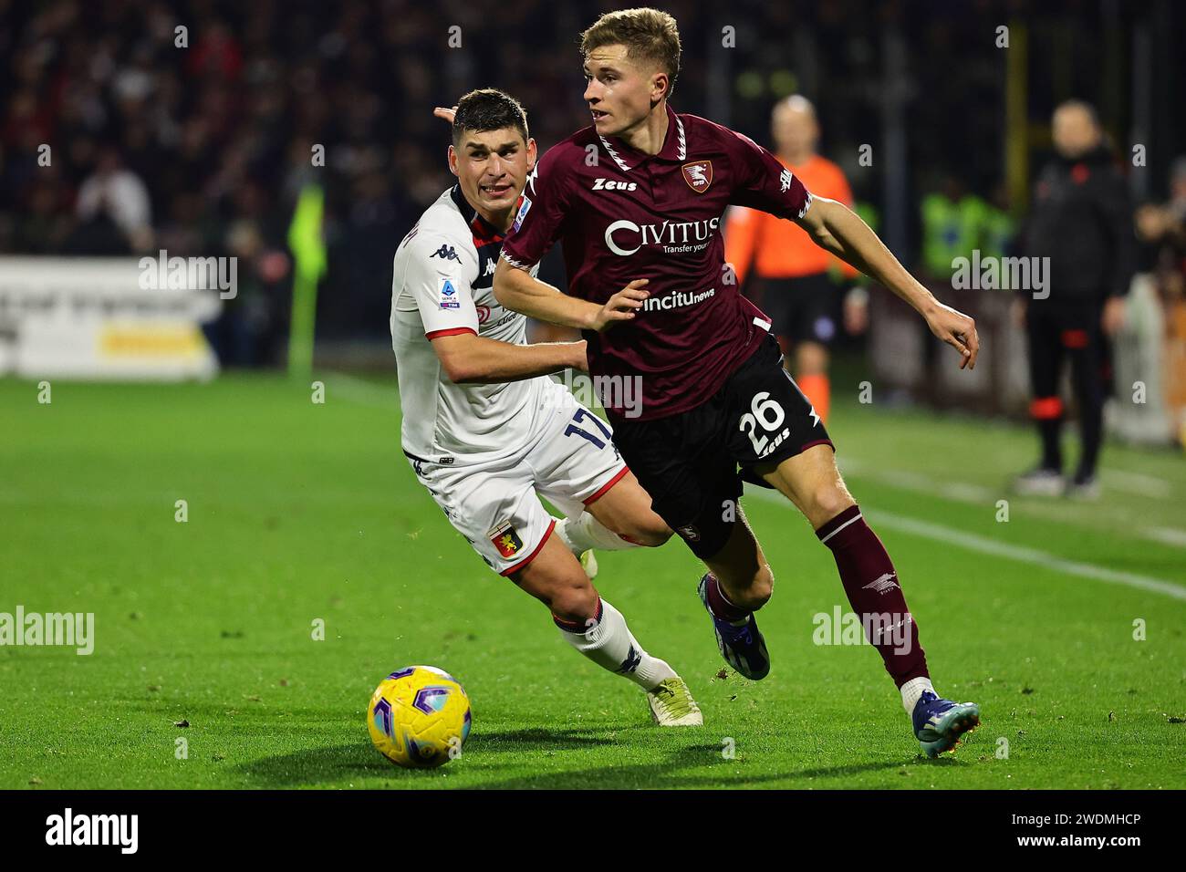 Salerno, Italien. Januar 2024. Rusland Malinovskyi von Genua CFC und Toma Basic von US Salernitana kämpfen um den Ball während des Fußballspiels der Serie A zwischen US Salernitana und Genua CFC im Arechi Stadion in Salerno (Italien) am 21. Januar 2024. Quelle: Insidefoto di andrea staccioli/Alamy Live News Stockfoto