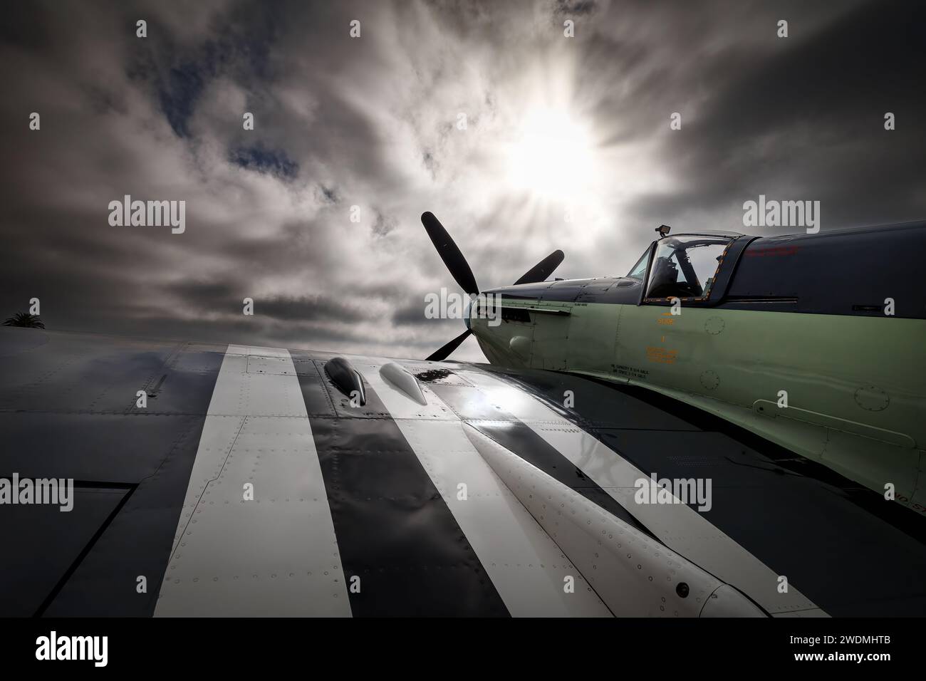 Die Sonne bricht durch die Wolken und scheint auf einer britischen Fairey Firefly auf der amerikanischen Airshow 2023 in Miramar, Kalifornien. Stockfoto