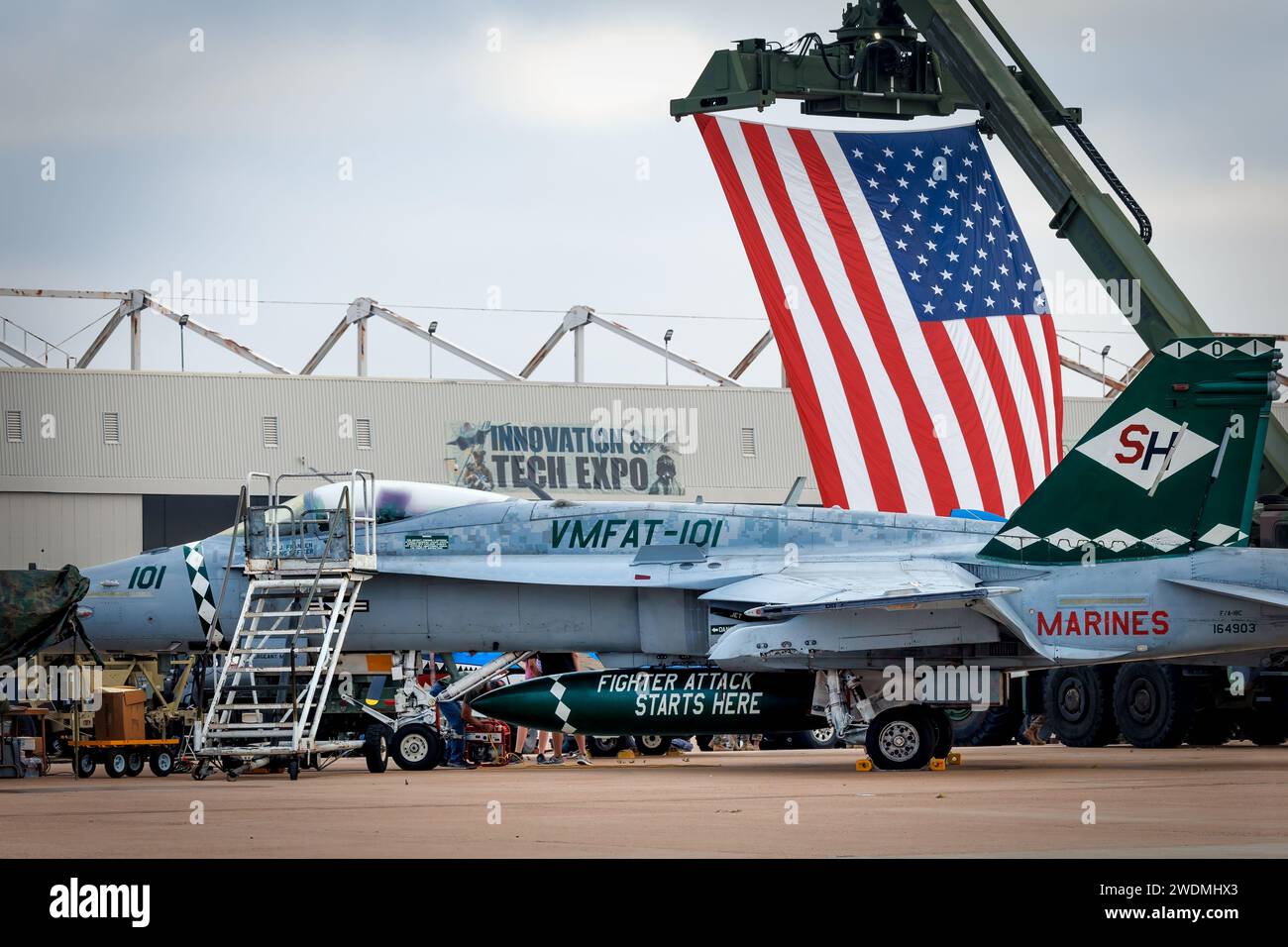 Eine F-18-Hornet des US Marine Corps wird auf der amerikanischen Airshow 2023 in Miramar, Kalifornien, ausgestellt, bevor die Menschenmassen eintreffen. Stockfoto
