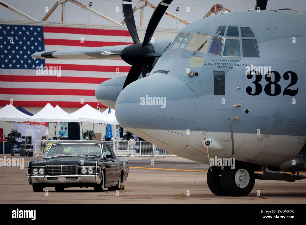 Die Marine Aerial Refueler Transport Squadron 352 zeigt einen C-130 Hercules und einen Lincoln Continental 1969 auf der America's Airshow 2023 in Miramar, Kalifornien Stockfoto