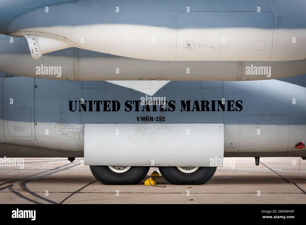 Die Seite eines US Marine Corps C-130 Hercules auf der amerikanischen Airshow 2023 in Miramar, Kalifornien. Stockfoto