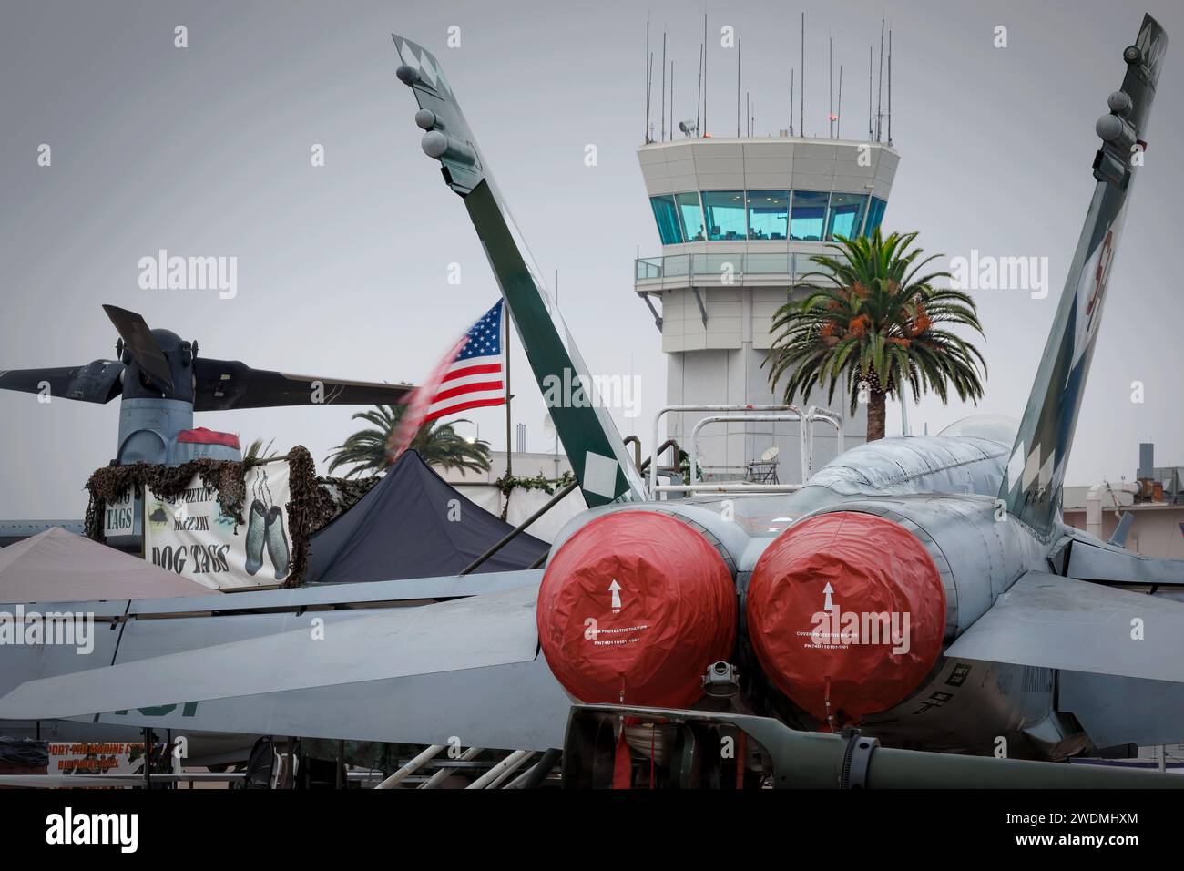 Der Kontrollturm auf der Marine Corps Air Station Miramar und eine F-18 Hornet auf der amerikanischen Airshow 2023 in Miramar, Kalifornien. Stockfoto