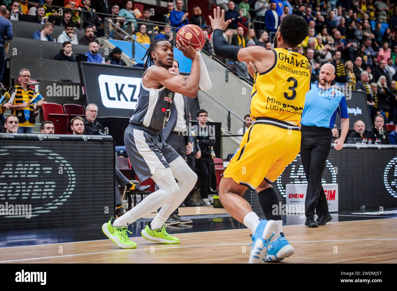 Ludwigsburg, Deutschland. Januar 2024. Wes Iwundu (Rasta Vechta, #25) vs. Jayvon Graves (MHP Riesen Ludwigsburg, #03) MHP Riesen Ludwigsburg - Rasta Vechta, Sport, Basketball, 1. Basketball-Bundesliga, BBL, Saison 2023/24, 17. Spieltag, 21.01.2024, Ludwigsburg (MHPArena), DEU Foto: Eibner/Sandy Dinkelacker Credit: dpa/Alamy Live News Stockfoto