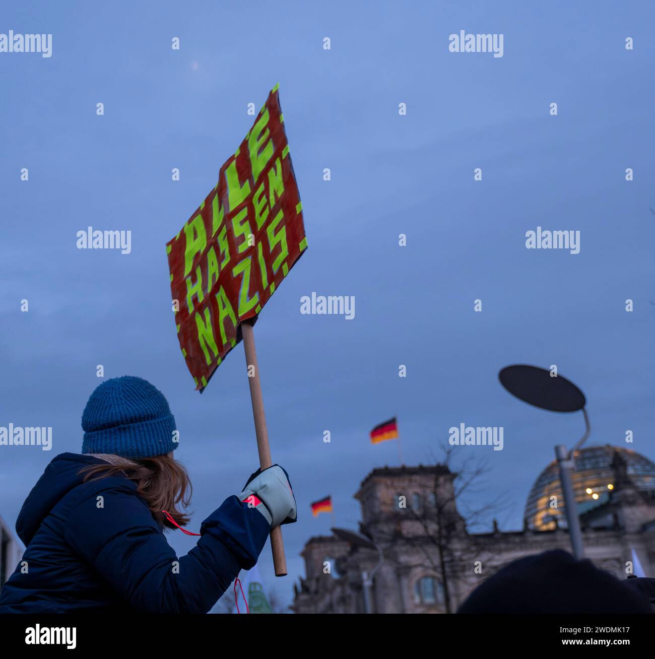 Deutschland, Berlin, 21.01.2024, Protest gegen die AfD und gegen Rechtsextremismus, Demonstration vor dem Bundestag, breites Bündnis aus Parteien, Fridays for Future und Gewerkschaften, alle hassen Nazis, Rolf Zoellner Demokratie verteidigt: zusammen gegen Rechts *** Deutschland, Berlin, 21 01 2024, Protest gegen die AfD und gegen Rechtsextremismus, Demonstration vor dem Bundestag, breiter Parteienbund, Freitage für Zukunft und Gewerkschaften, jeder hasst Nazis, Rolf Zoellner verteidigt gemeinsam die Demokratie gegen die Rechte Stockfoto