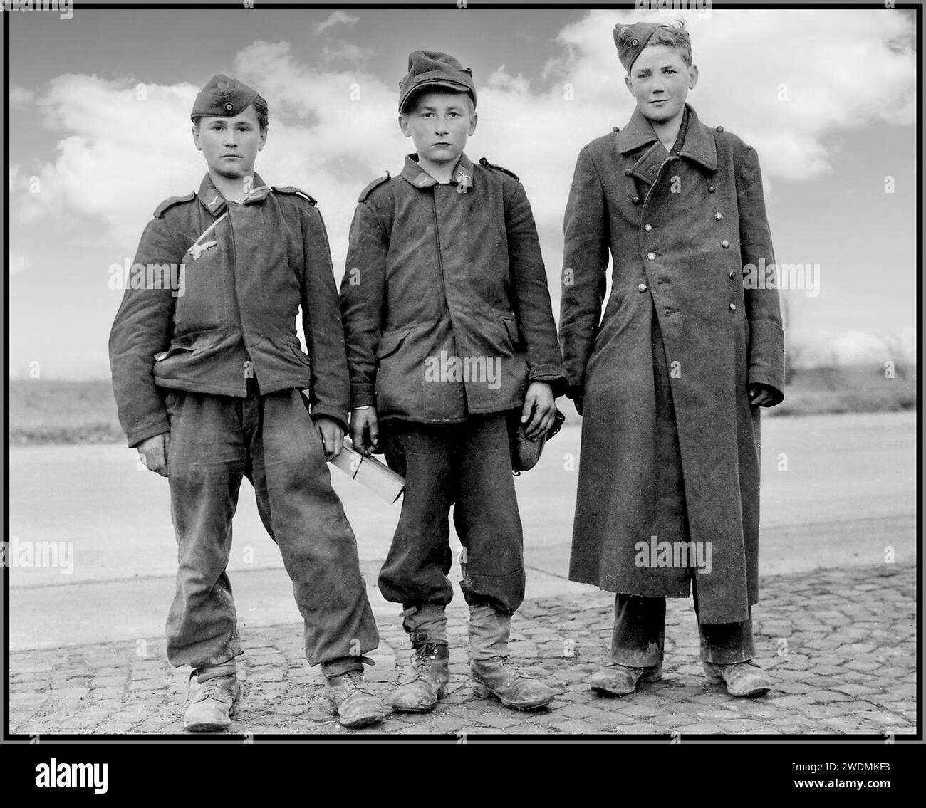 HITLER-JUGENDARMEE vierzehnjährige deutsche Jugendliche, Soldaten der Hitler-Jugend, die im April 1945 von Einheiten der US-Armee gefangen genommen wurden. Berstadt, Provinz Hessen, Deutschland Datum: April 1945 Stockfoto