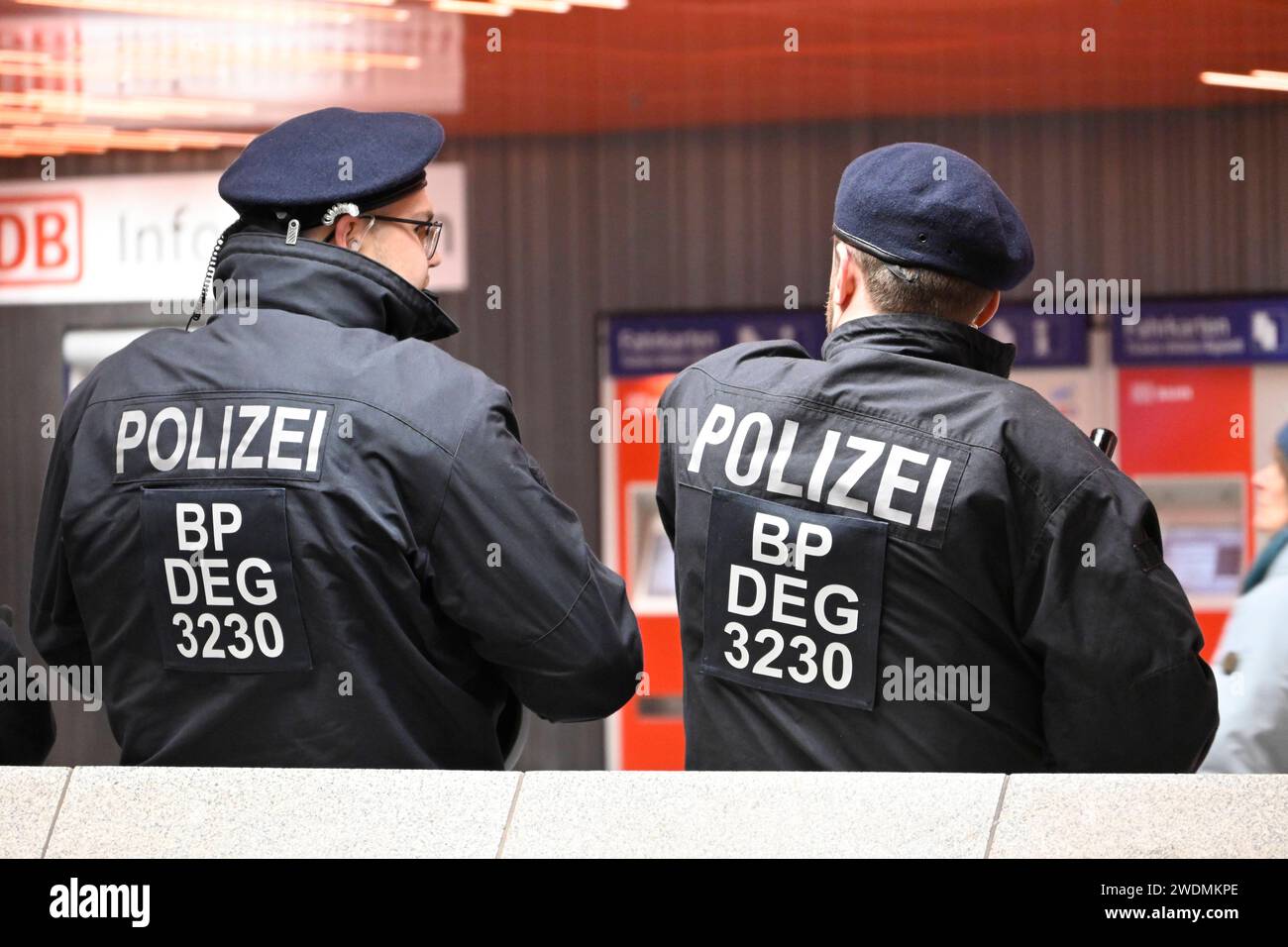 Sonntag, 21. Januar 2024, München, Polizei, Polizisten, Polizistin