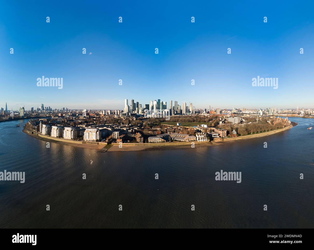 Drohnenaufnahme von Island Gardens, London Docklands und Canary Wharf Stockfoto
