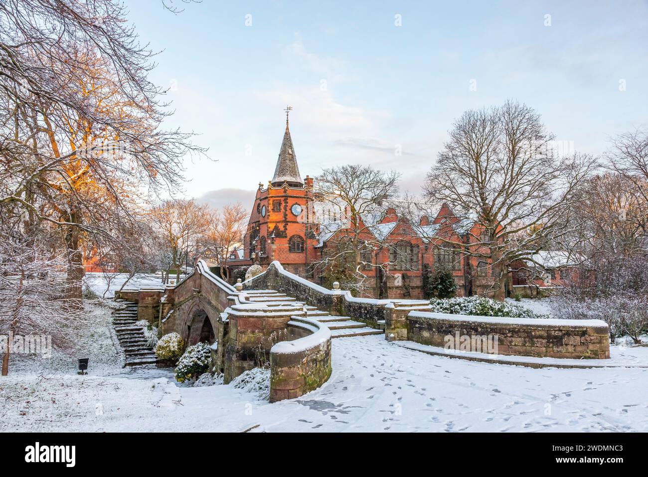 Die Dell Bridge, Port Sunlight, im Schnee Stockfoto