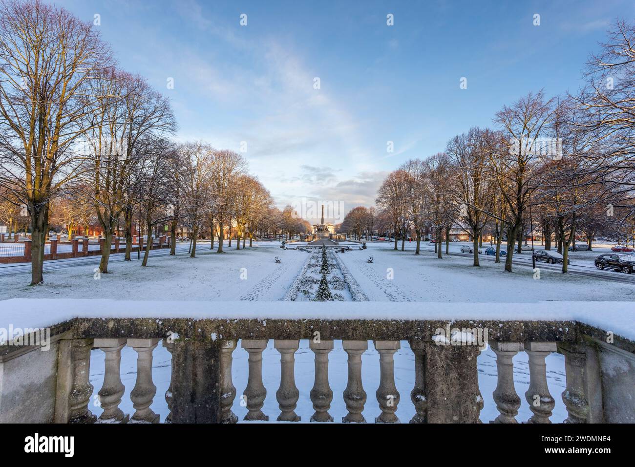 Das war Memorial, Port Sunlight, im Schnee, von den Hillsborough Memorial Gardens aus gesehen. Stockfoto