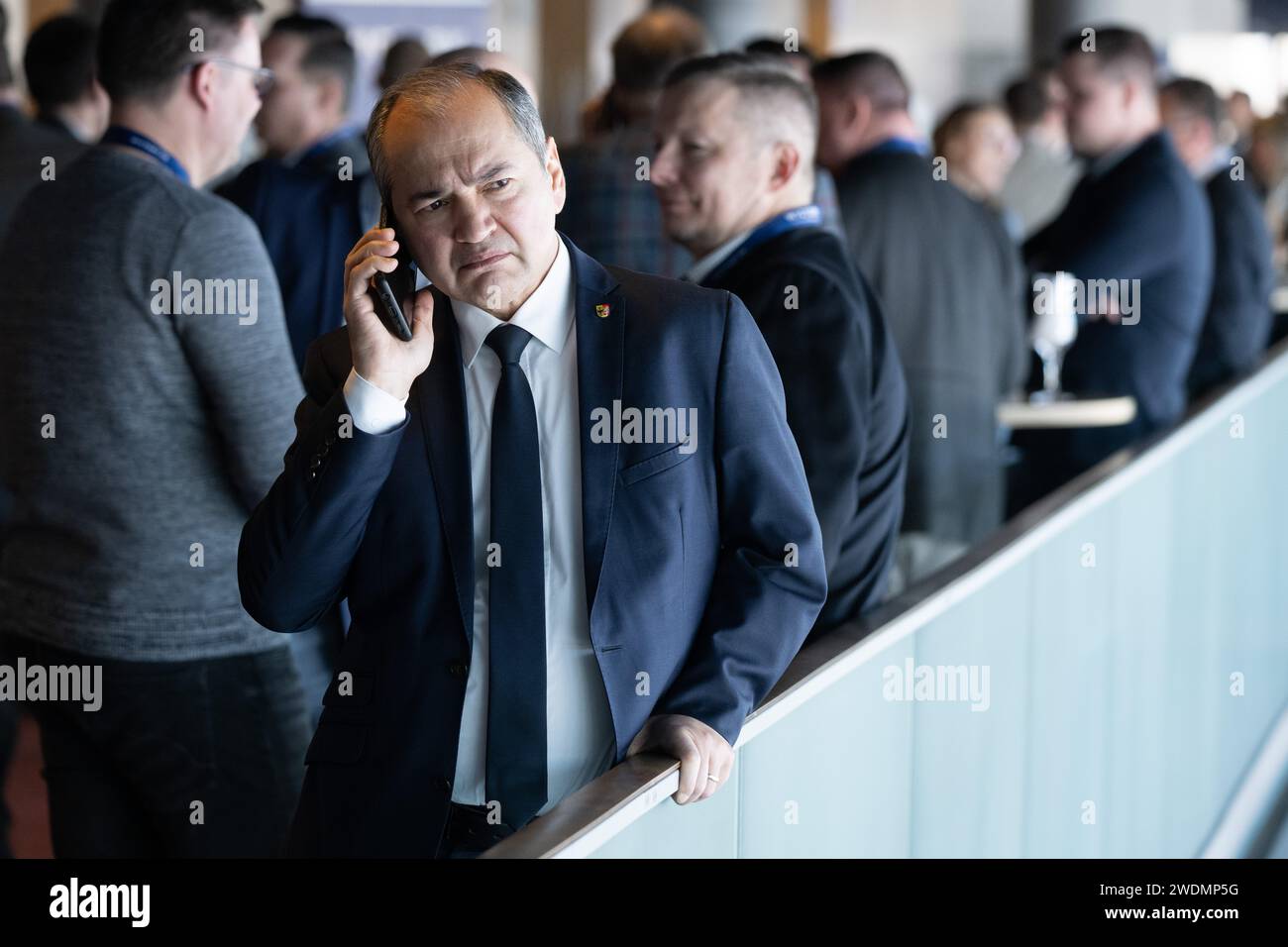 Dresden, Deutschland. Januar 2024. Octavian Ursu (CDU), Oberbürgermeister von Görlitz, spricht am Telefon bei der Landesvertreterversammlung der CDU Sachsen im Internationalen Kongresszentrum Dresden. Quelle: Sebastian Kahnert/dpa/Alamy Live News Stockfoto