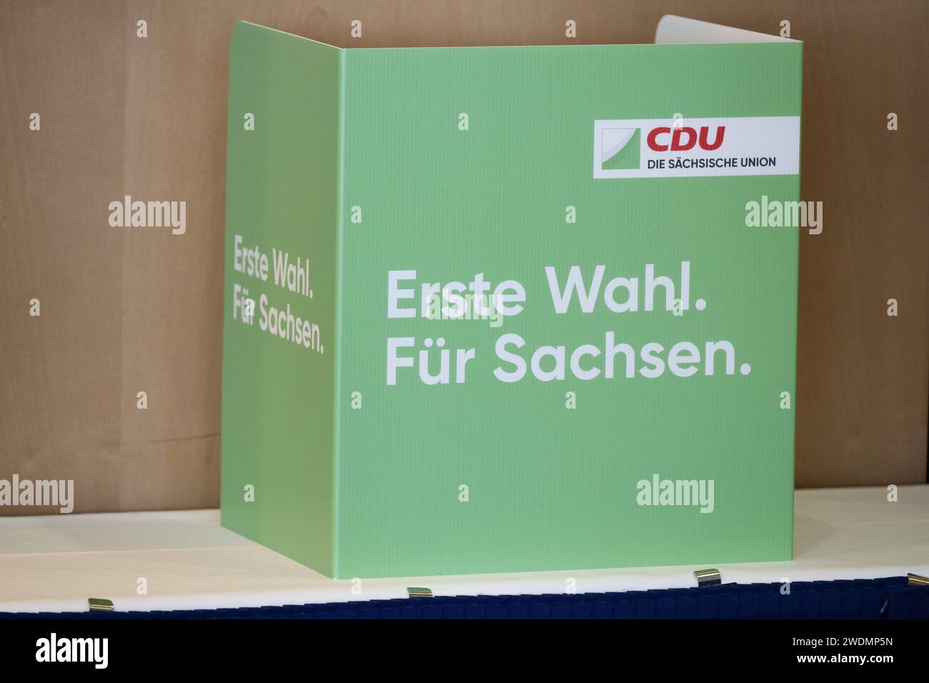Dresden, Deutschland. Januar 2024. Auf dem Tisch der CDU-Landesvertreterversammlung im Internationalen Kongresszentrum Dresden steht ein Wahlstand mit der Aufschrift „First Choice for Sachsen“. Quelle: Sebastian Kahnert/dpa/Alamy Live News Stockfoto