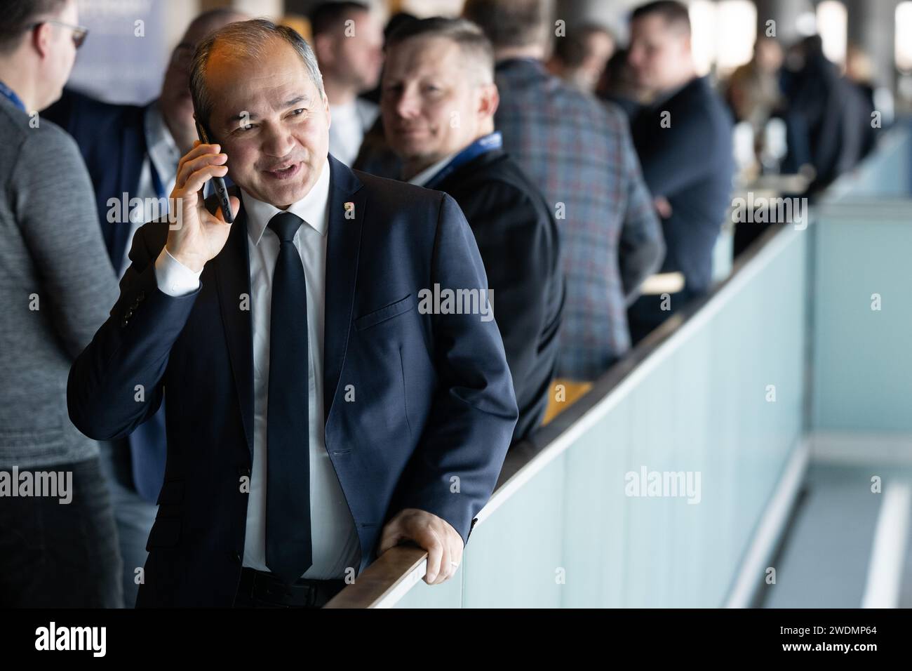 Dresden, Deutschland. Januar 2024. Octavian Ursu (CDU), Oberbürgermeister von Görlitz, spricht am Telefon bei der Landesvertreterversammlung der CDU Sachsen im Internationalen Kongresszentrum Dresden. Quelle: Sebastian Kahnert/dpa/Alamy Live News Stockfoto