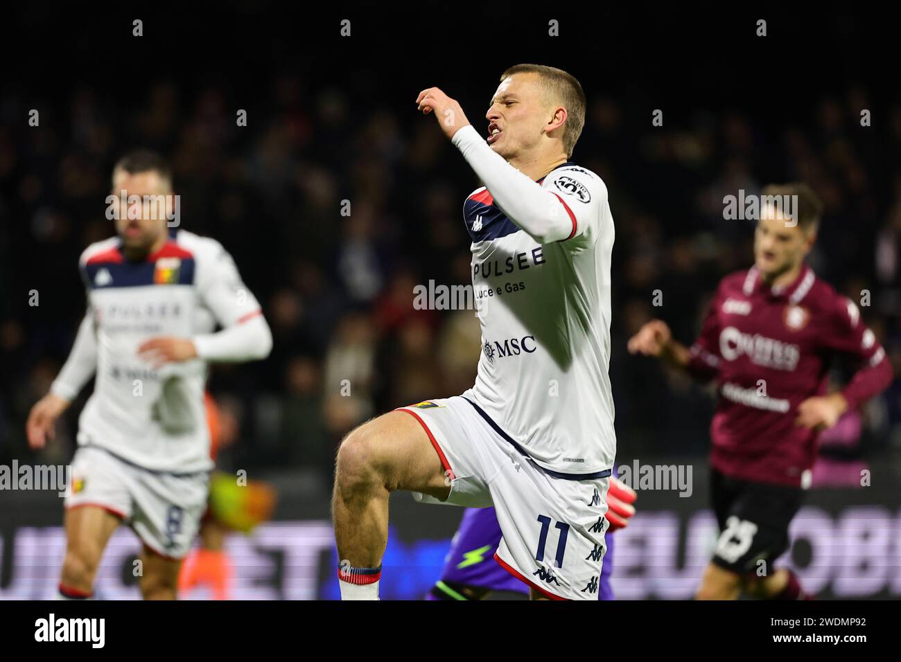 Salerno, Italien. Januar 2024. Albert Gudmundsson von Genua CFC feiert, nachdem er beim Fußballspiel der Serie A zwischen US Salernitana und Genua CFC im Arechi-Stadion in Salerno (Italien) am 21. Januar 2024 das Tor von 1-2 erzielte. Quelle: Insidefoto di andrea staccioli/Alamy Live News Stockfoto