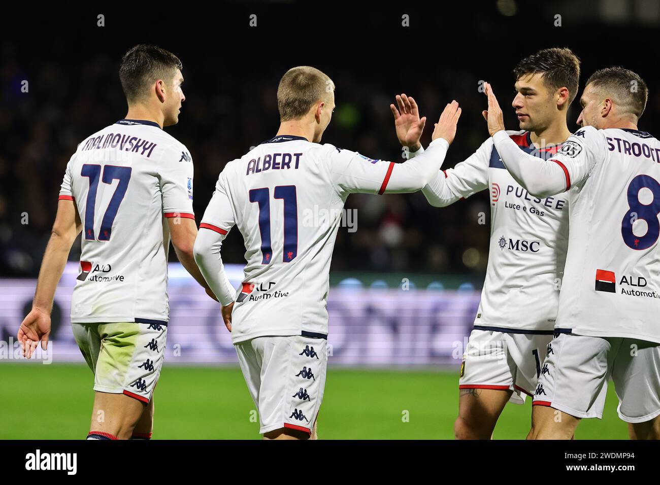 Salerno, Italien. Januar 2024. Albert Gudmundsson von Genua CFC feiert mit seinen Teamkollegen, nachdem er beim Fußballspiel der Serie A zwischen den USA Salernitana und Genua CFC im Arechi-Stadion in Salerno (Italien) am 21. Januar 2024 das Tor von 1-2 erzielte. Quelle: Insidefoto di andrea staccioli/Alamy Live News Stockfoto