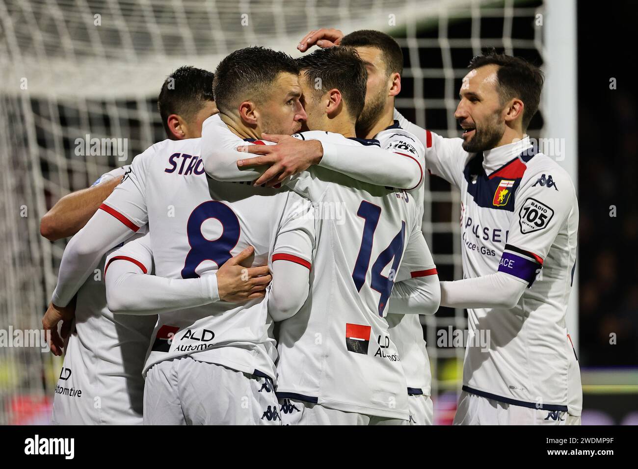 Salerno, Italien. Januar 2024. Albert Gudmundsson von Genua CFC feiert mit seinen Teamkollegen, nachdem er beim Fußballspiel der Serie A zwischen den USA Salernitana und Genua CFC im Arechi-Stadion in Salerno (Italien) am 21. Januar 2024 das Tor von 1-2 erzielte. Quelle: Insidefoto di andrea staccioli/Alamy Live News Stockfoto