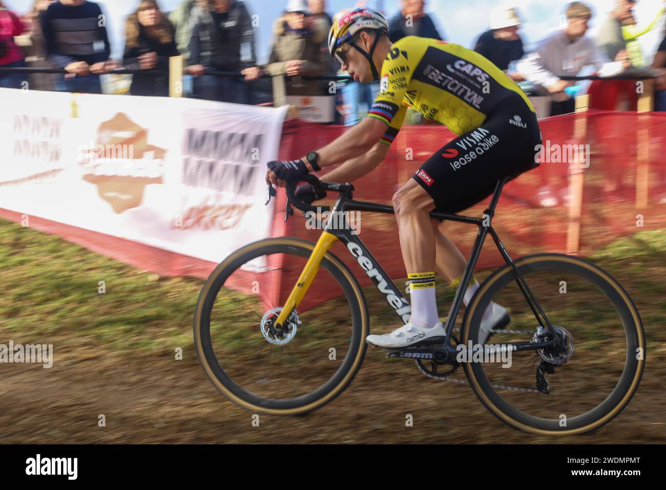 Benidorm, Spanien, 21. Januar 2024: Das Team Visma Radfahrer | Lease a Bike, Wout Van Aert (13) während des Women's Elite Tests der UCI Cyclo-Cross World Cup 2024, am 21. Januar 2024 im Parque Foietes in Benidorm, Spanien. Quelle: Alberto Brevers / Alamy Live News. Stockfoto