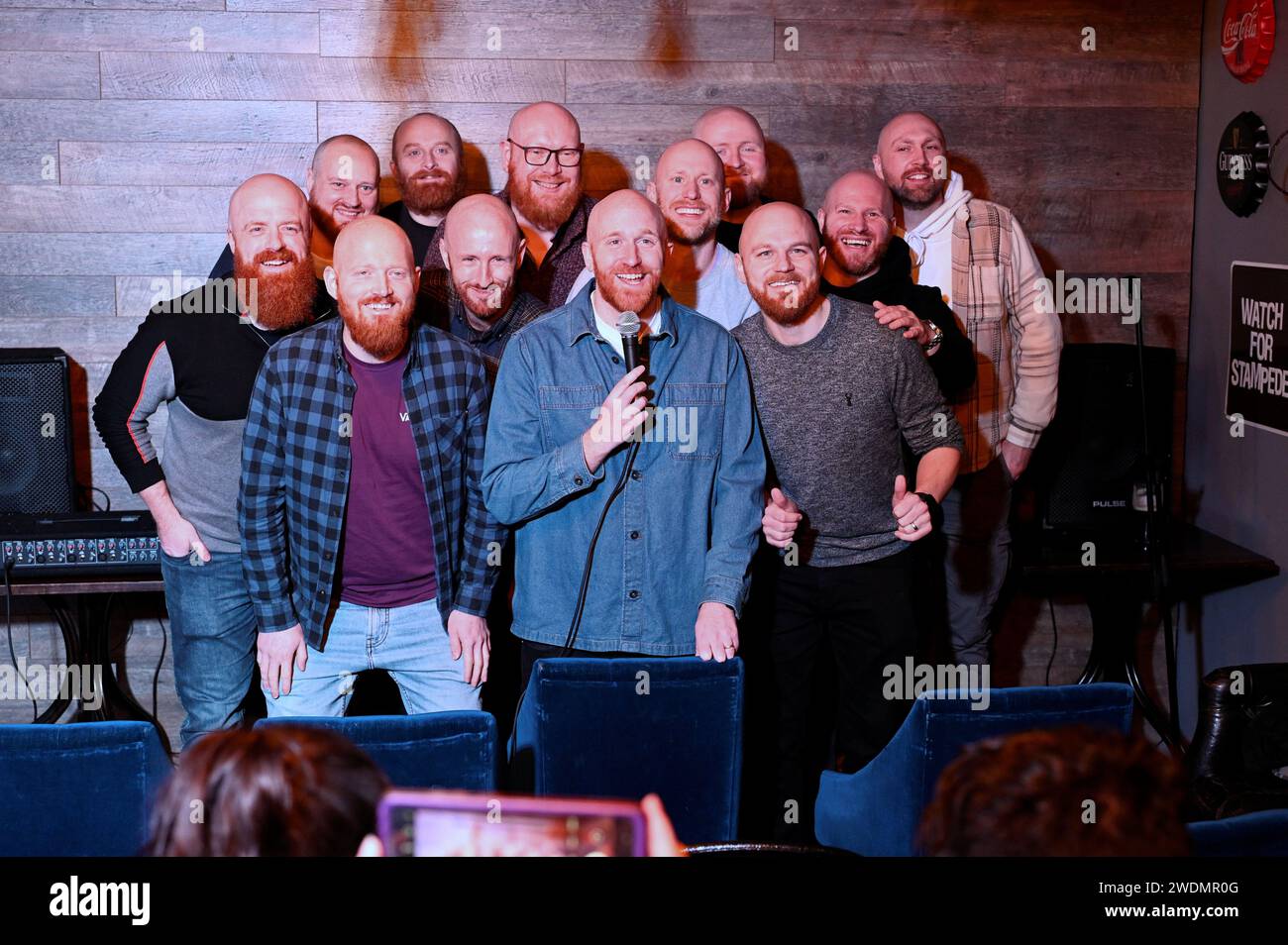 Glasgow, Schottland, Großbritannien. Januar 2024. Der schottische Comedian Ray Bradshaw veranstaltet einen Auftritt im Van Winkles Comedy Club für Glatzen, die ihm am ähnlichsten aussehen, während er seine Suche nach seinem ultimativen Doppelginger fortsetzt, bevor seine UK-Tour am Sonntag, den 25. Februar beginnt. Quelle: Craig Brown/Alamy Live News Stockfoto