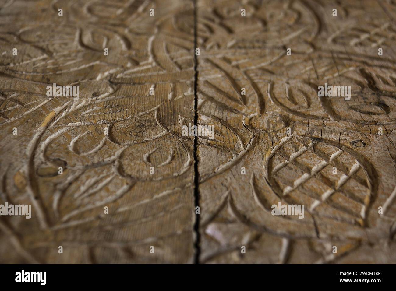 Eine geschnitzte Holzdiele mit komplizierten Blumendetails. Stockfoto