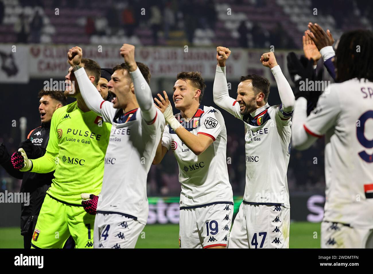 Salerno, Italien. Januar 2024. Josep Martinez, Alessandro Vogliacco, Mateo Retegui, Milan Badelj von Genua CFC feiern am 21. Januar 2024 das Fußballspiel der Serie A zwischen den USA Salernitana und Genua CFC im Arechi-Stadion in Salerno (Italien). Quelle: Insidefoto di andrea staccioli/Alamy Live News Stockfoto