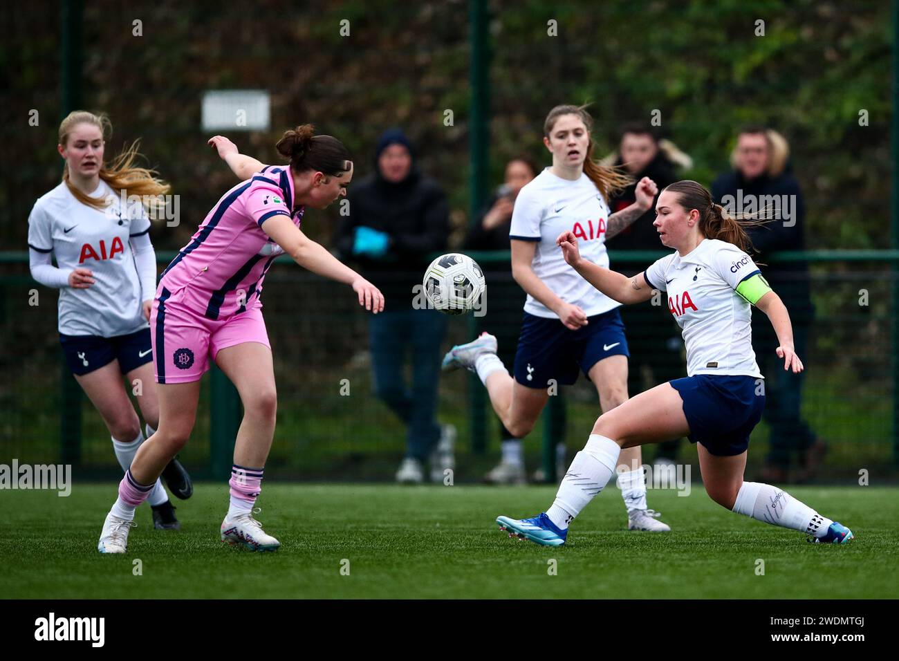 Cheshunt, Großbritannien. Januar 2024. Gracie Hickman (36 Tottenham) in der 2. Runde des Capital Womens Cup zwischen der Tottenham Hotspur Women WSL Academy und Dulwich Hamlet in der Theobalds Lane. Quelle: Liam Asman/Alamy Live News Stockfoto