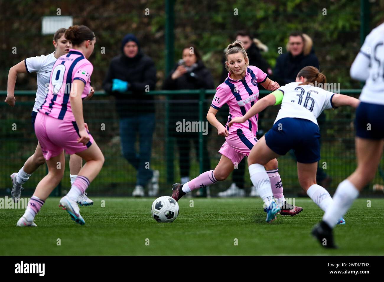 Cheshunt, Großbritannien. Januar 2024. Grace Craven (5 Dulwich Hamlet) in Aktion während des Capital Womens Cup 2nd Round Spiels zwischen Tottenham Hotspur Women WSL Academy und Dulwich Hamlet in der Theobalds Lane. Quelle: Liam Asman/Alamy Live News Stockfoto