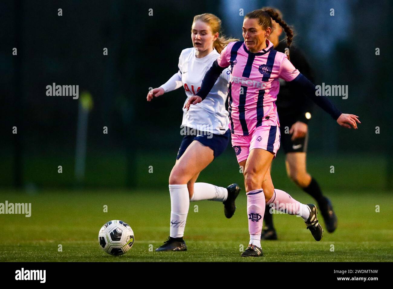 Cheshunt, Großbritannien. Januar 2024. Brit Saylor (8 Dulwich Hamlet) in Aktion während des Capital Womens Cup 2nd Round Spiels zwischen Tottenham Hotspur Women WSL Academy und Dulwich Hamlet in der Theobalds Lane. Quelle: Liam Asman/Alamy Live News Stockfoto