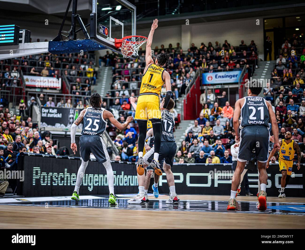 Ludwigsburg, Deutschland. Januar 2024. Wes Iwundu (Rasta Vechta, #25), Jonathan Baehre (MHP Riesen Ludwigsburg, #01), Johann Gruenloh (Rasta Vechta, #17), GER, MHP Riesen Ludwigsburg vs. Rasta Vechta, Basketball, Bundesliga, easycredit BBL, 17. Spieltag, Spielzeit 2023/2024, 21.01.2024, Foto: Eibner-Pressefoto/Sascha Walther Credit: dpa/Alamy Live News Stockfoto