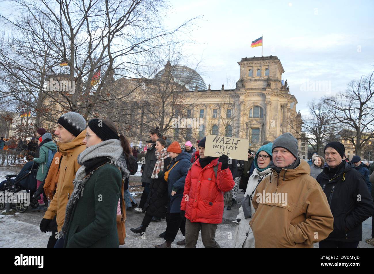 Berlin - 21. Januar 2024 - bis zu 100,000 Menschen nahmen an der Demonstration gegen die Rechte vor dem Reichstagsgebäude Teil. (Foto: Markku Rainer Peltonen) Stockfoto