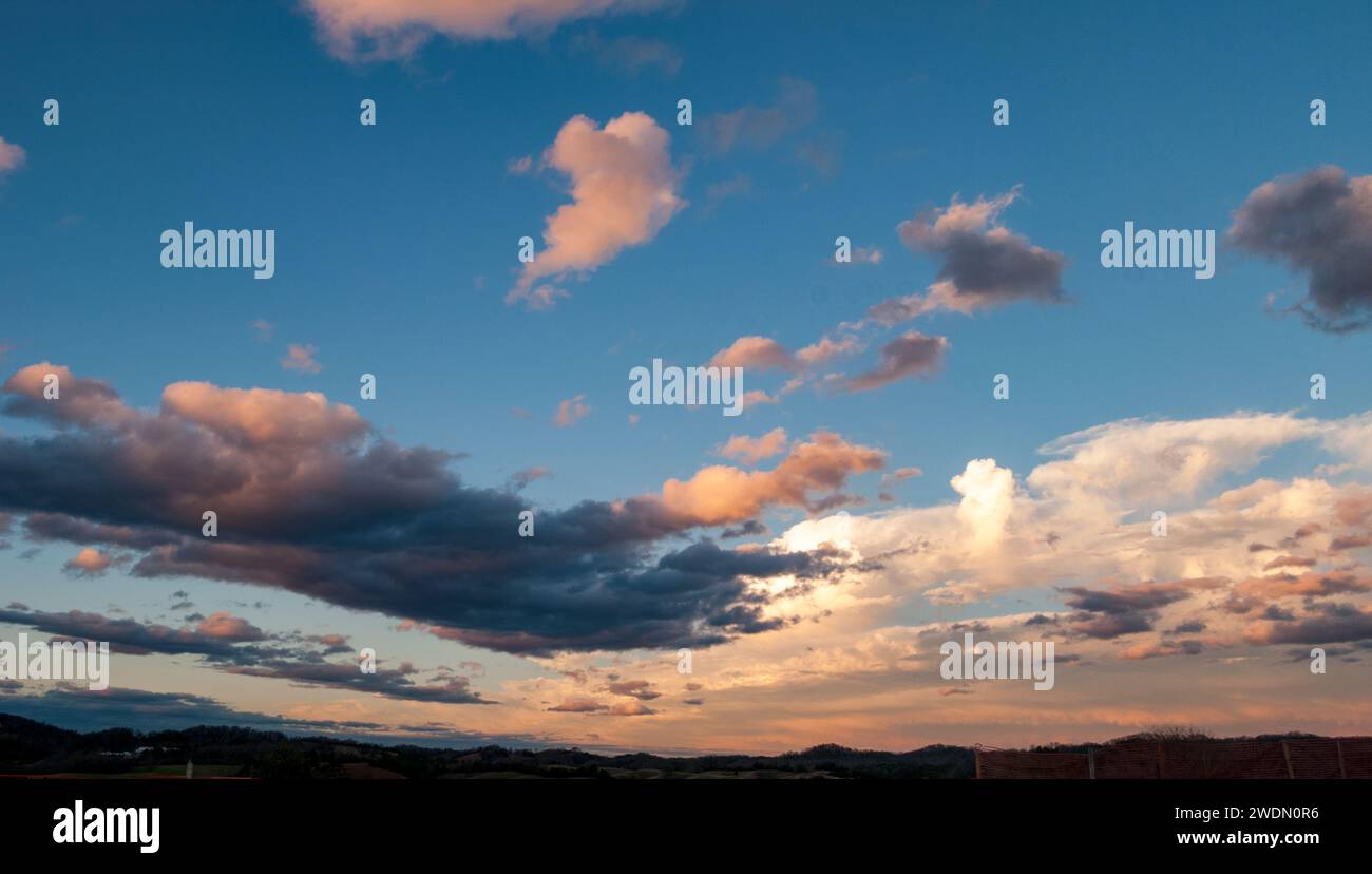 Bunte Wolken in einem dramatischen Himmel bei Sonnenuntergang im Osten von Tennessee Stockfoto