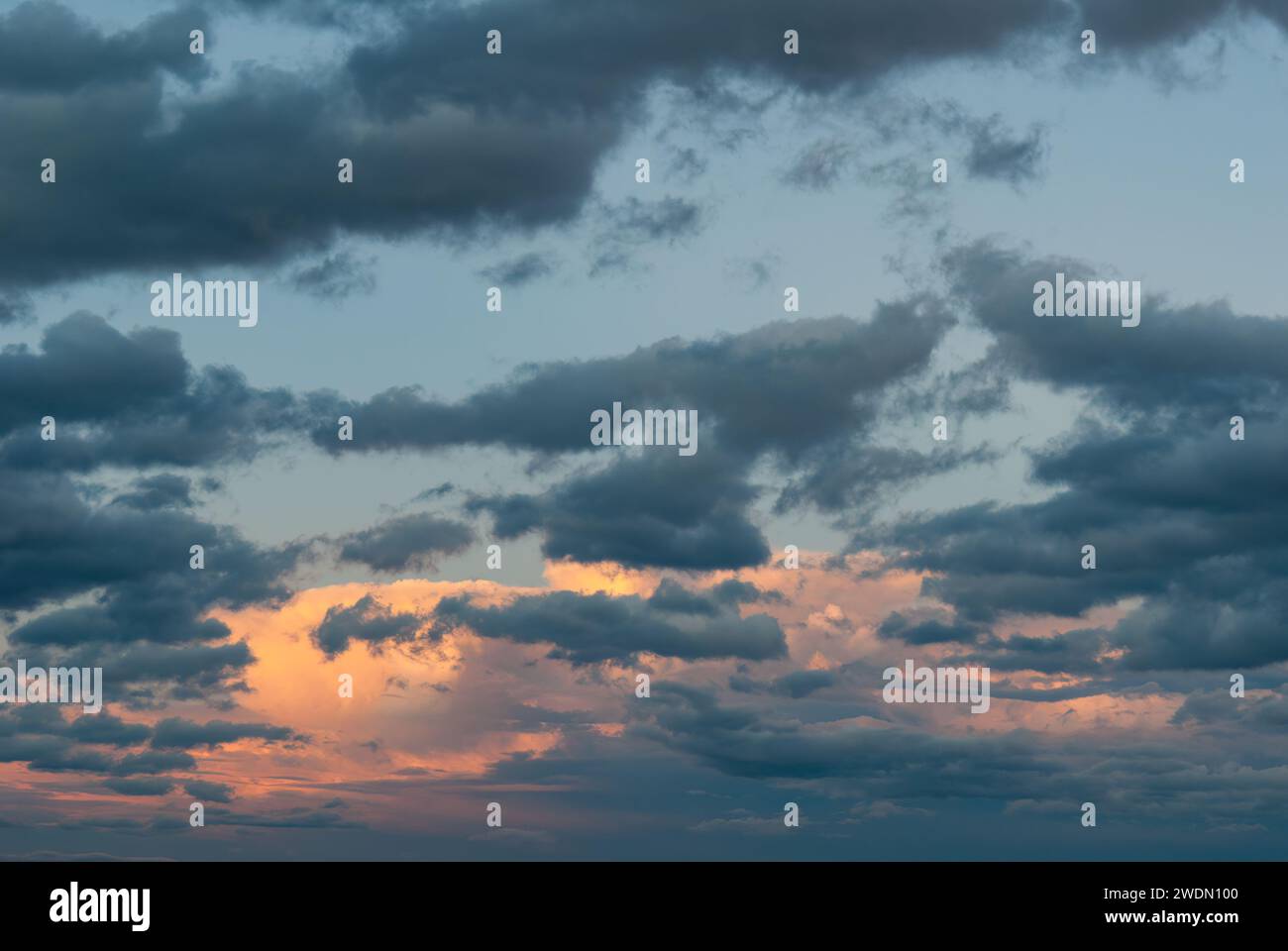 Bunte Wolken in einem dramatischen Himmel bei Sonnenuntergang im Osten von Tennessee Stockfoto