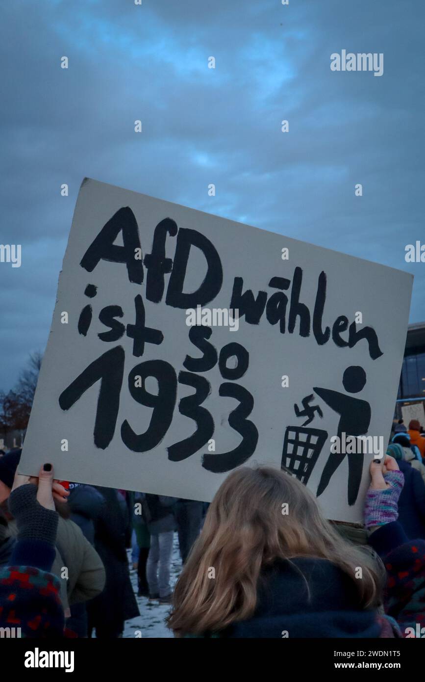 Berlin - 21. Januar 2024: Protestler hält ein Schild mit der Aufschrift "AfD wählen ist so 1933" (ger: "Voting AfD is so 1933") auf einem Anti-AfD-Protest. Stockfoto