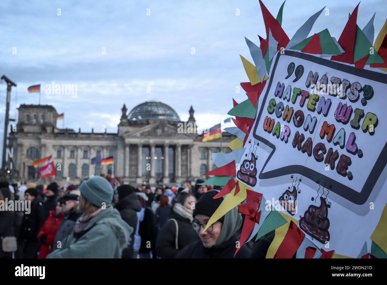 Berlin, Deutschland - 21. Januar 2024: Demonstrant hält ein Anti-nazi-Zeichen auf Protest gegen Rechtsextremismus vor dem reichstagsgebäude. Stockfoto