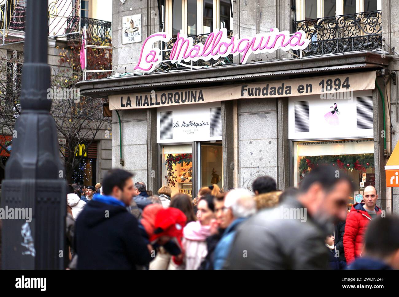 Madrid, Spanien; 6. Dezember 2023: Konditorei „La Mallorquina“, bekannt für seine große Auswahl an typischen und hochwertigen Süßigkeiten. Stockfoto