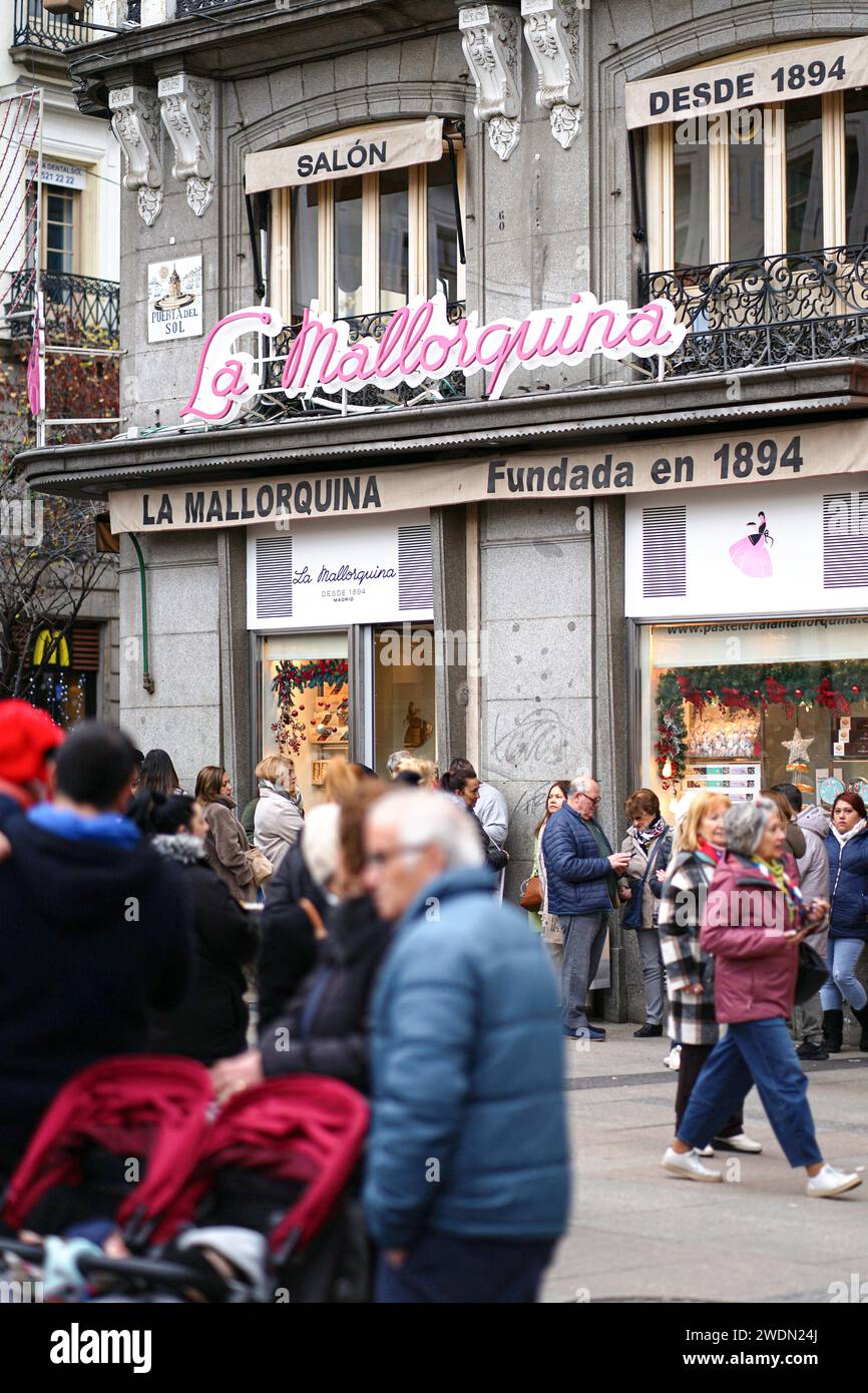 Madrid, Spanien; 6. Dezember 2023: "La Mallorquina", eine jahrhundertealte Konditorei in Madrid, berühmt für die Qualität ihrer Süßigkeiten, im Zentrum von Madrid Stockfoto