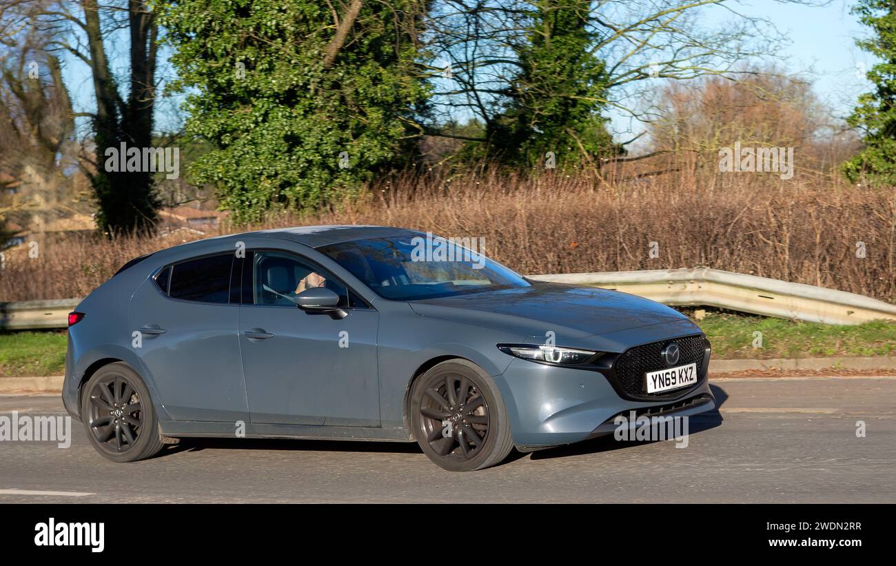 Milton Keynes, UK-Jan 18th 2024:2020 graues Mazda 3 GT Sportwagen, das an einem kalten, hellen Wintertag fährt Stockfoto