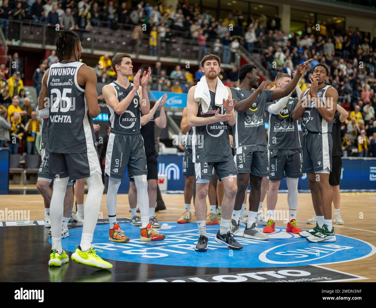 Ludwigsburg, Deutschland. Januar 2024. Die Spieler von Vechte sind enttaeuscht, Wes Iwundu (Rasta Vechta, #25), Joschka Ferner (Rasta Vechta, #09), Ryan Schwieger (Rasta Vechta, #15), Richmond Aririguzoh (Rasta Vechta, #34) GER, MHP Riesen Ludwigsburg vs. Rasta Vechta, Basketball, Bundesliga, 17, EasyBBL. Spieltag, Spielzeit 2023/2024, 21.01.2024, Foto: Eibner-Pressefoto/Sascha Walther Credit: dpa/Alamy Live News Stockfoto