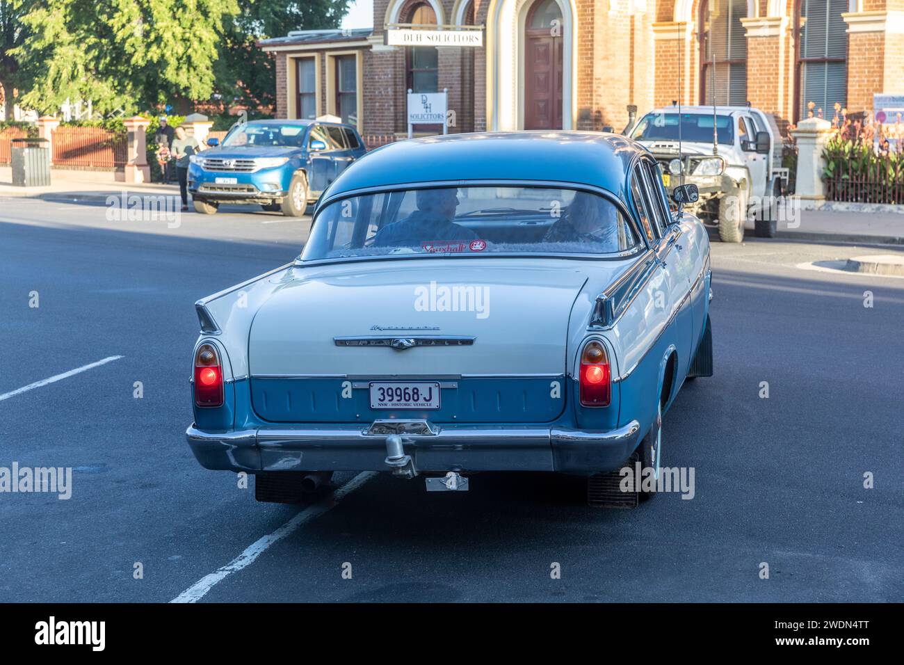 1961 Vauxhall Cresta Limousine oder Limousine, zweifarbig blau und weiß, im Stadtzentrum von Mudgee, New South Wales, Australien, 2024 Stockfoto