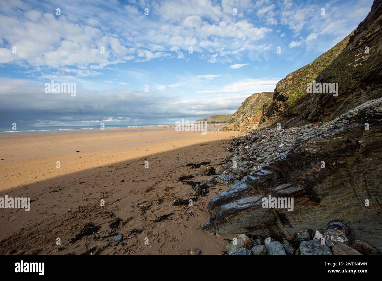 Watergate Bay, Cornwall, England, November 2023, eine Strandszene, die die felsige Natur dieses Strandes an einem sonnigen Tag zeigt. Stockfoto